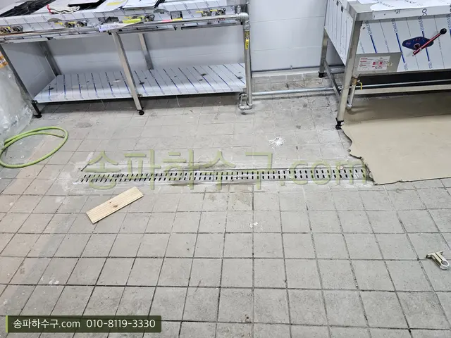 조리대 아래 바닥 트렌치를 청소한 주방